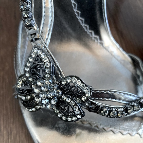 Vintage TWO LIPS Gileyla Bejeweled Pewter 4" Heels - Picture 3 of 8